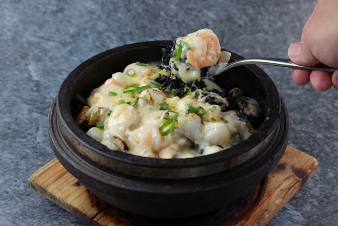 E13 Mussels and Garlic Prawn