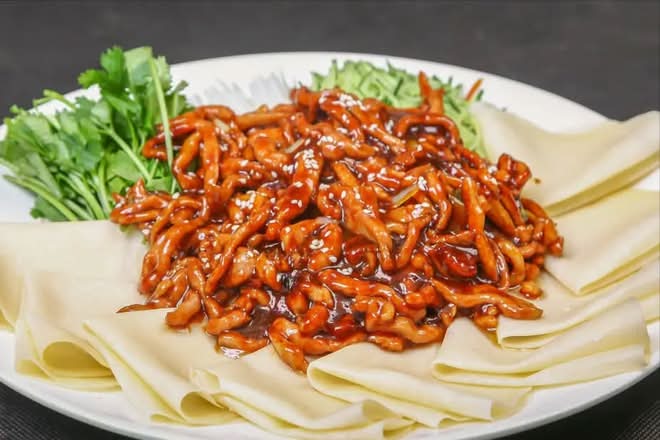 F21 Peking style shredded pork with pancake