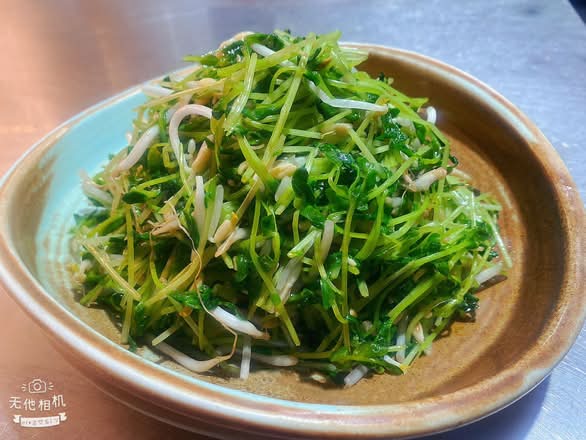 I04 stir fried bean sprouts and pea sprouts