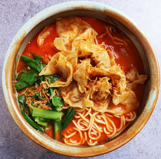 C08 Shrimp Noodles with Minced Pork Dumplings and Satay Sauce