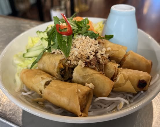 Spring rolls noodles salad (vegan)