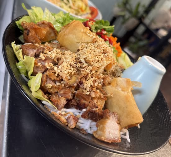 roasted pork& spring rolls noodles bowls