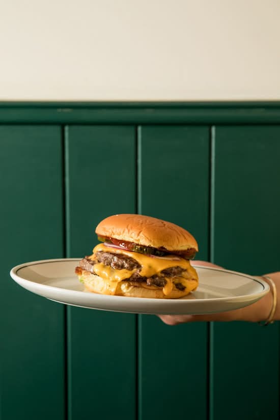 Double cheeseburger w/ chips