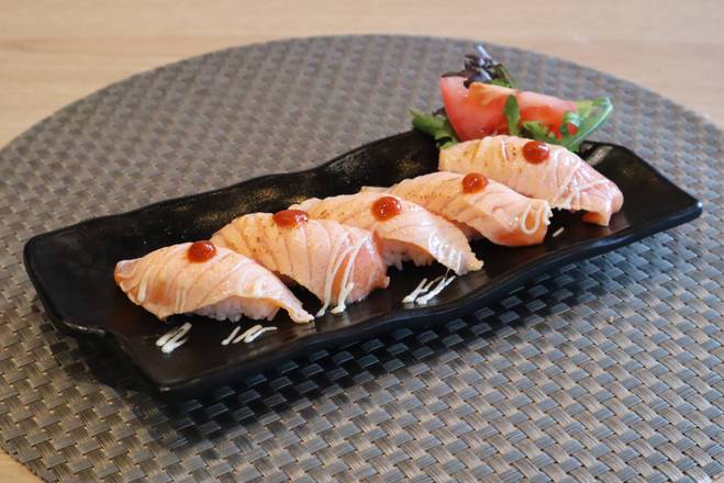 SPICY SALMON SUSHI