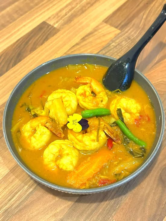 Sour Prawn Curry (  Kang Som Goong)