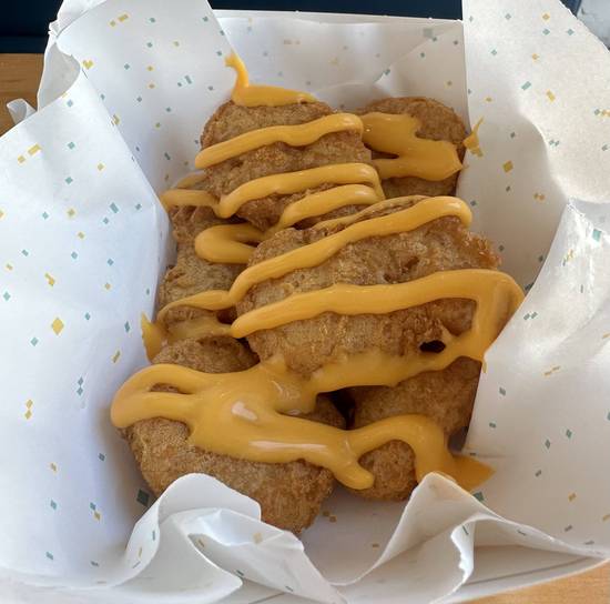 Chicken nuggets with cheese sauce