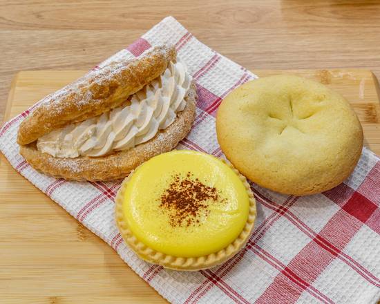 Apple Turnover with Cream