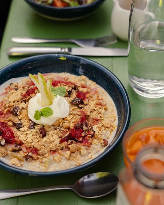 PEAR AND APPLE CRUMBLE PORRIDGE