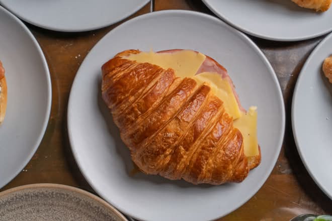 Ham & Cheese croissant