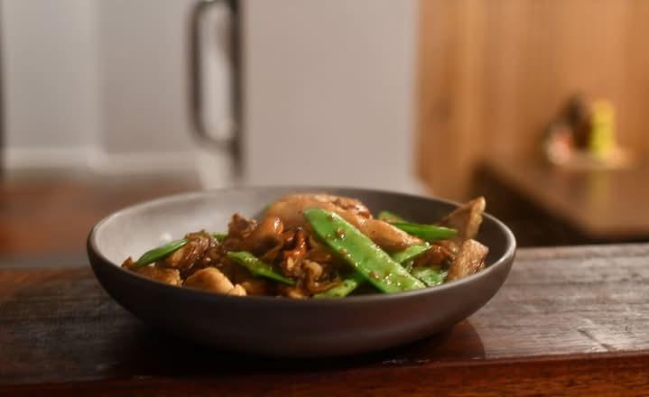 K90. Ginger Chicken with cashew & snow peas