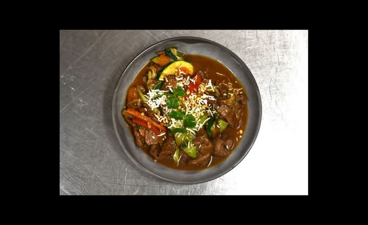 K93. Satay Beef & Seasonal Veggies