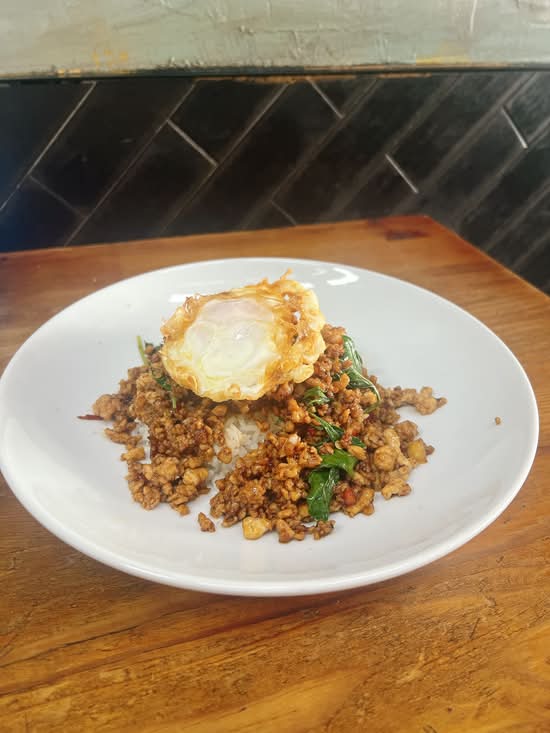 Mince chicken chilli basil(Ka pao gai kai dao)