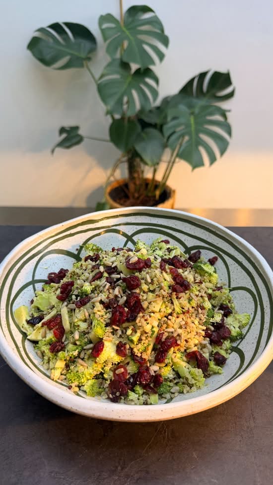 Quinoa and raw broccoli salad (gf)