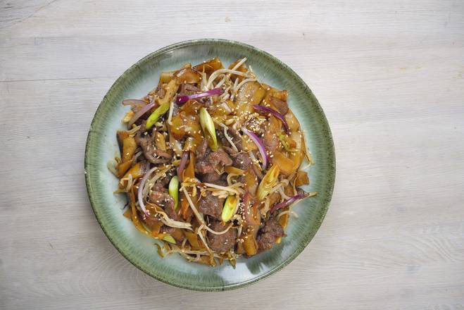 41. Stir Fried Rice Noodles with Beef and Bean Sprouts