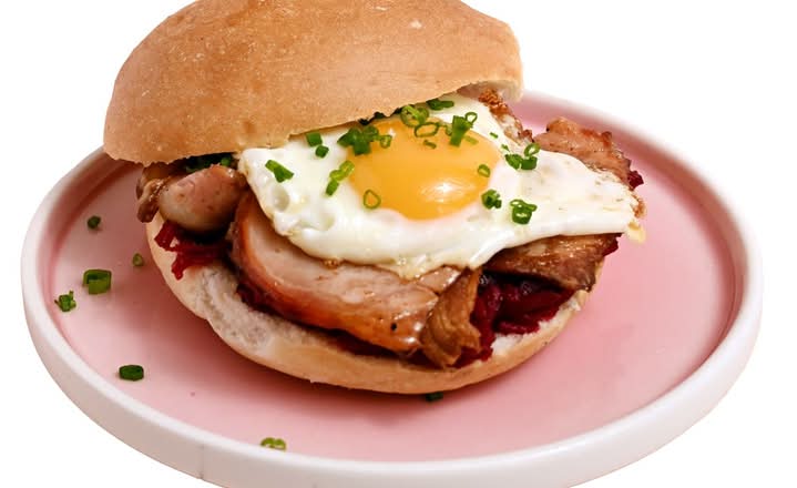BACON & EGG ROLL