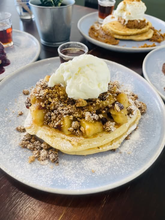 APPLE CRUMBLE PANCAKES