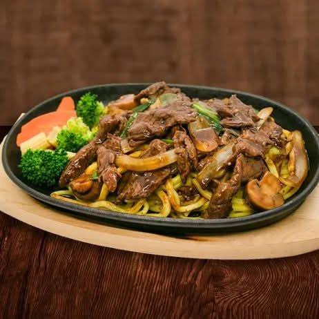 Sizzling Black Pepper Steak w / Hokkien Noodles