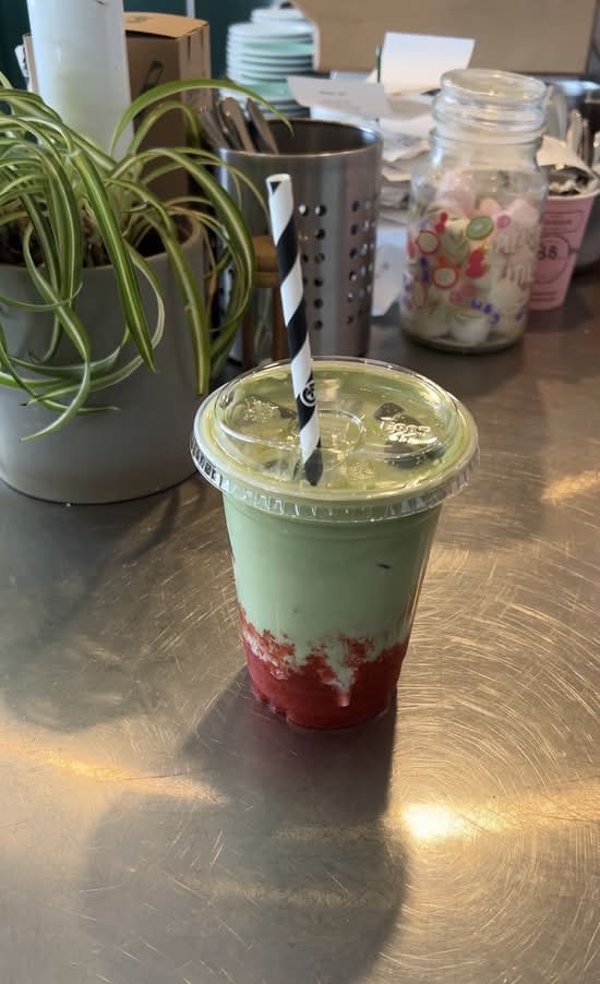 Iced strawberry matcha latte(Large)