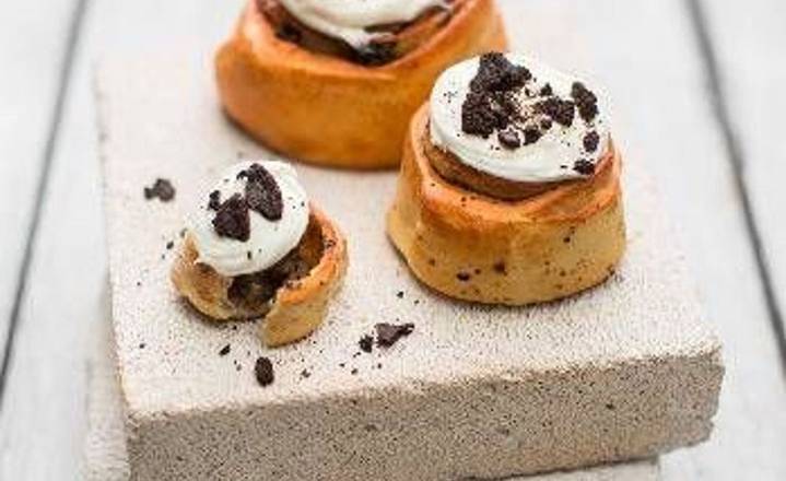 Large Cookies & Cream Scroll