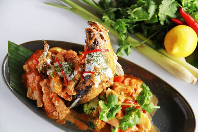 Whole Fried fish with Choo Chee Sauce (I)