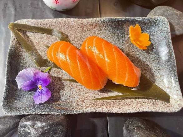 Salmon Nigiri (2pcs)