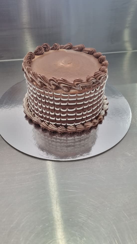 Half kg eggless chocolate cake