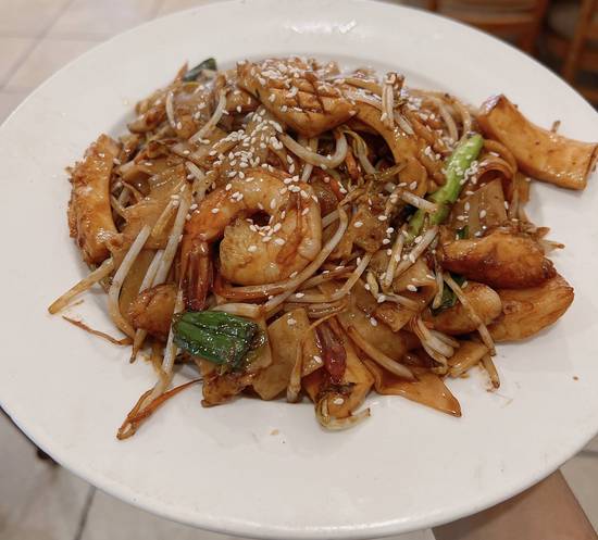 Stir Fried Flat Rice Noodles with Seafood