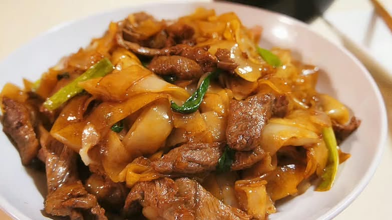 Stir Fried Rice Noodles with Beef