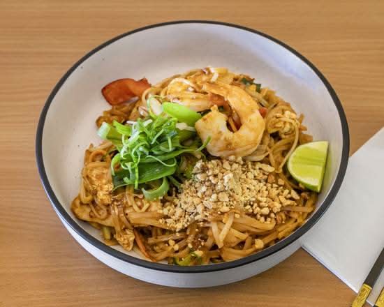 Pad Thai - king prawns + chicken
