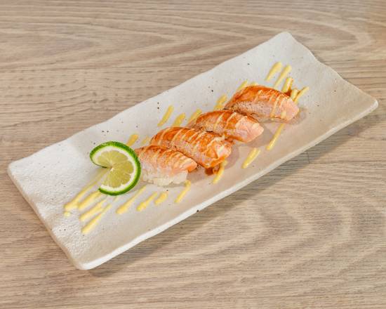 Seared Salmon Nigiri (2pcs)