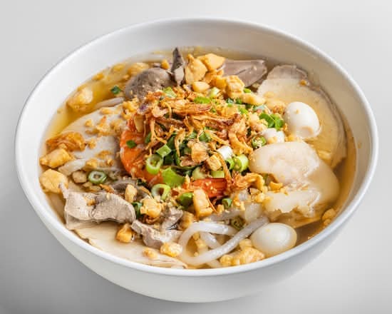 Thick Noodle Soup with Pork Hock (Bánh Canh Giò Heo)