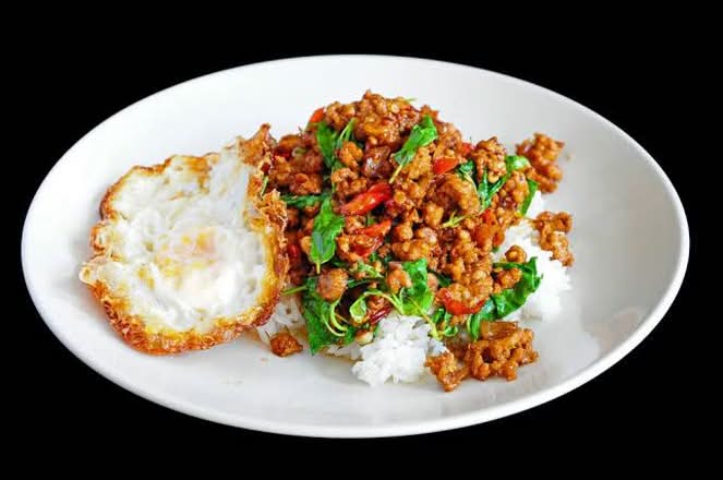 Ka prow kai (chicken mince)(กะเพราไก่ไข่ดาวราดข้าว)