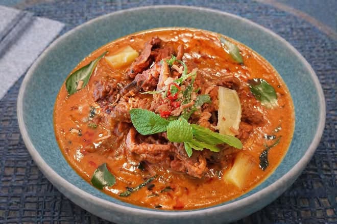 Crispy Soft-Shell Crab in Red Curry Sauce