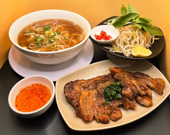 Phở sườn nướng - Rice Noodles with Grilled Pork Chop