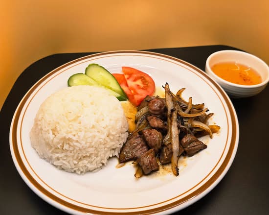 Cơm bò lúc lắc - Diced Beef Cubes in Black Pepper Sauce with Rice