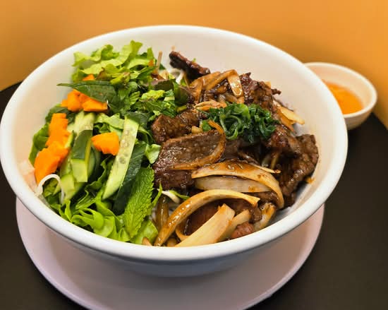 Bún bò xào - Rice Vermicelli Salad with Stir Fried Beef