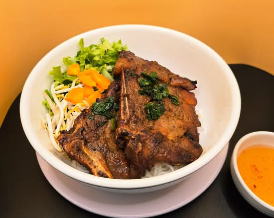 Bún thịt nướng - Rice Vermicelli Salad with Grilled Pork Chop