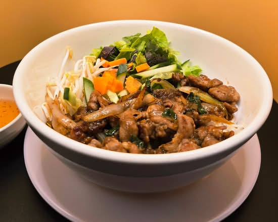 Bún heo xào - Rice Vermicelli Salad with Stir Fried Pork