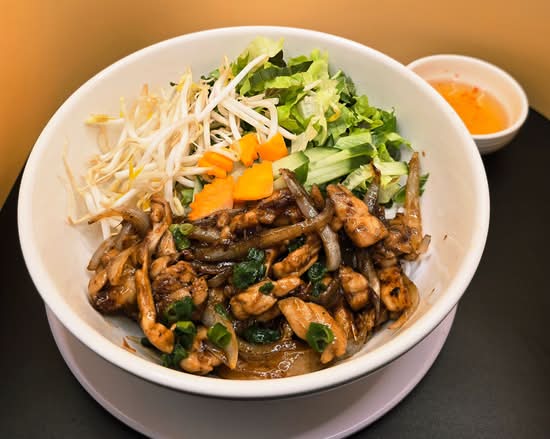 Bún gà xào - Rice Vermicelli Salad with Stir Fried Chicken