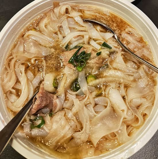 Phở tái - Rare Beef in Rice Noodle Soup