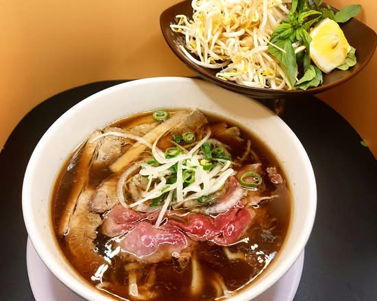 Phở tái nạm - Rare Beef and Brisket in Rice Noodle Soup