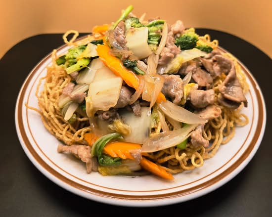Mì xào heo - Stir Fried Egg Noodles with Pork