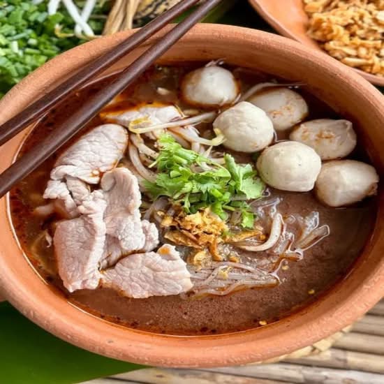 Kuay Teaw Rua (Boat Noodle)
