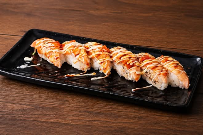 Grilled Salmon Nigiri (A)