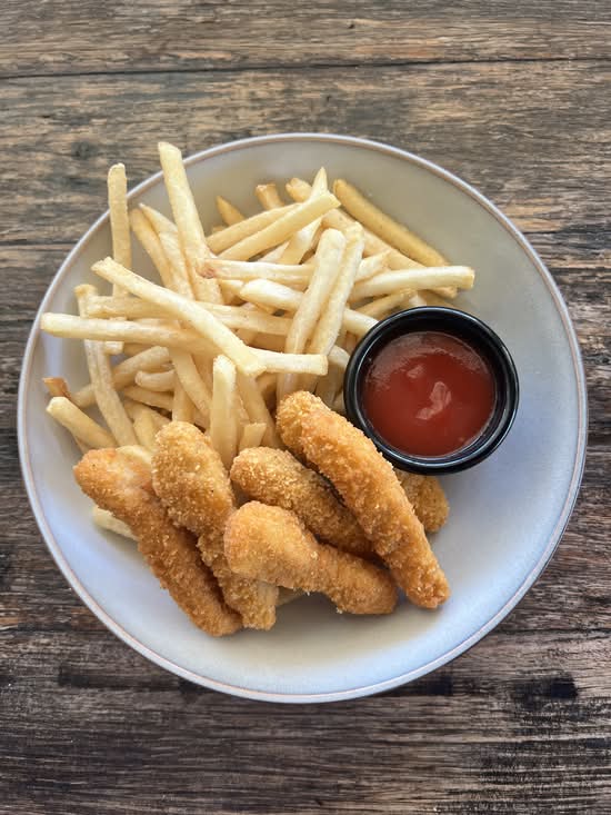 Kid's Nuggets and Chips with Tomato Sauce